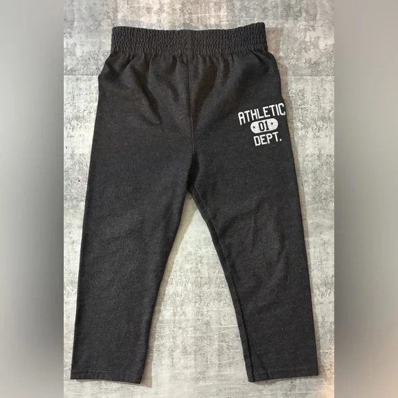 Boys 3 Piece Shirt and Joggers Set. Clean and in Great Condition. Size 2T. $7 - Picture 5 of 7